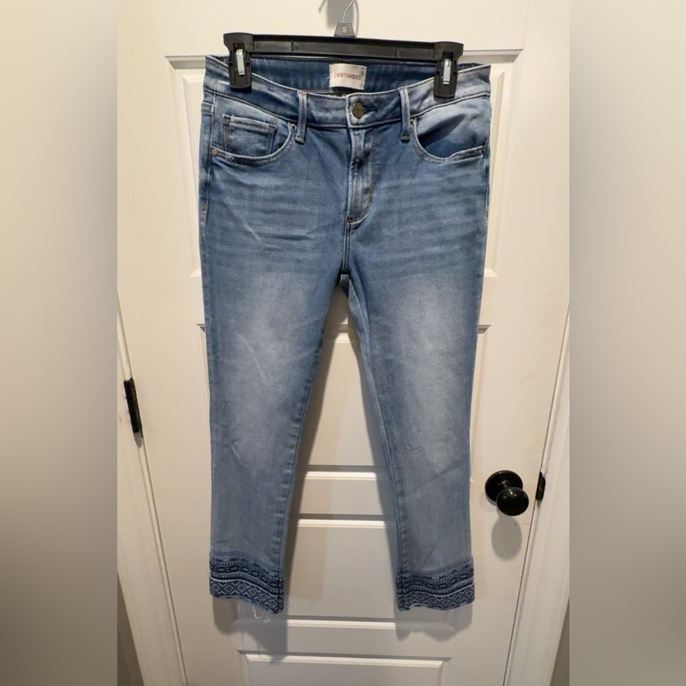 DRIFTWOOD Light Blue Cropped Jeans with Lace Hem